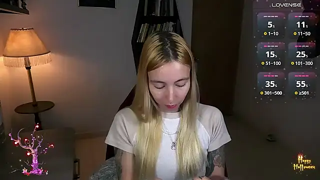 Snapshot of Saucy_Jenn chatting on 26, 10, 2025 Saucy Jenn online show from 26, 10, 2025