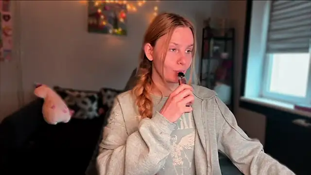 Chanel Gill online show from 16, 12, 2025