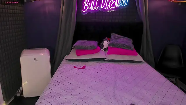 Snapshot of bull_vixen2001 chatting on 18, 9, 2025 bull vixen2001 online show from 18, 9, 2025