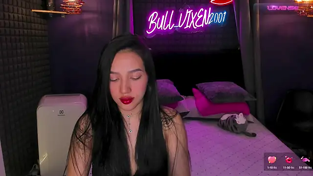 Snapshot of bull_vixen2001 chatting on 4, 10, 2025 bull vixen2001 online show from 4, 10, 2025