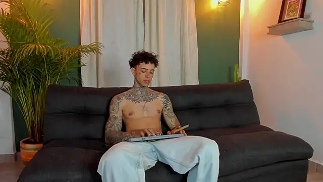 Snapshot of Aron_ford chatting on 31, 10, 2025 Aron ford online show from 31, 10, 2025