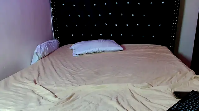 Toomuchbooty33 online show from 30, 9, 2025