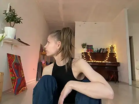 Snapshot of LeyaJohnson chatting on 10, 4, 2026 LeyaJohnson online show from 10, 4, 2026