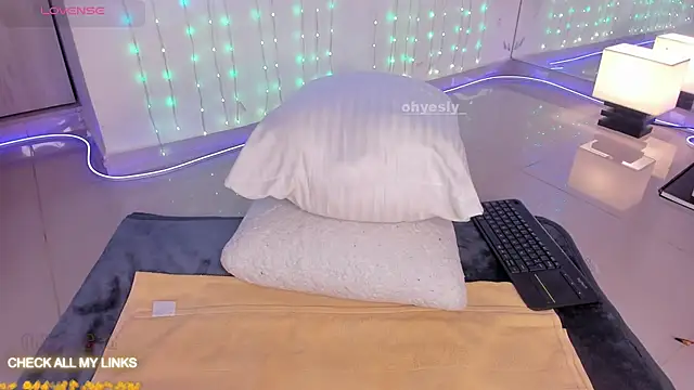 Snapshot of ohyesly_ chatting on 6, 11, 2025 ohyesly online show from 6, 11, 2025