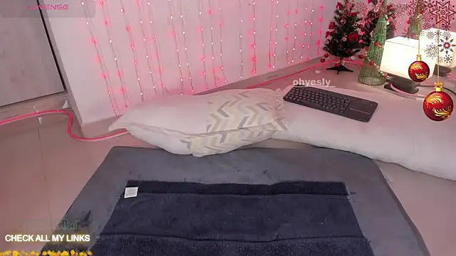 Snapshot of ohyesly_ chatting on 2, 12, 2025 ohyesly online show from 2, 12, 2025