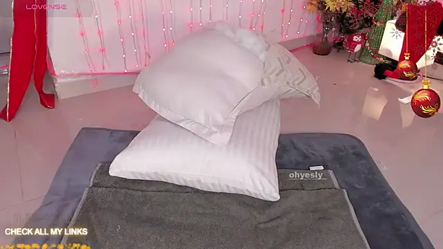 Snapshot of ohyesly_ chatting on 19, 12, 2025 ohyesly online show from 19, 12, 2025