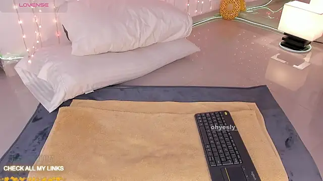 Snapshot of ohyesly_ chatting on 6, 1, 2026 ohyesly online show from 6, 1, 2026