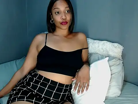 Snapshot of _MoniqueLovay_ chatting on 12, 10, 2025  MoniqueLovay  online show from 12, 10, 2025