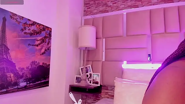 ShaniaBrownn online show from 7, 4, 2026