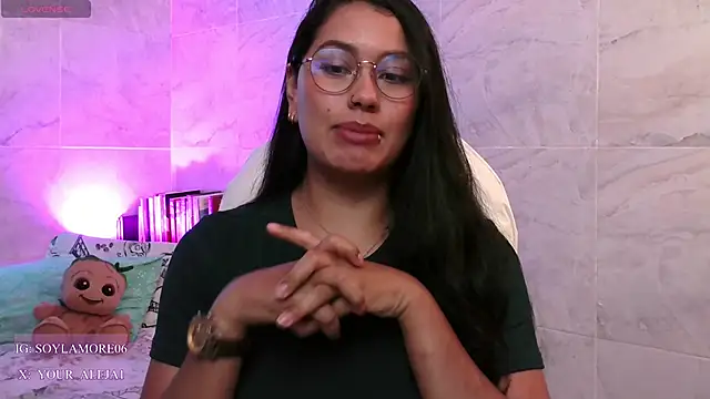 Snapshot of LauraRuiz1 chatting on 8, 6, 2026 LauraRuiz1 online show from 8, 6, 2026