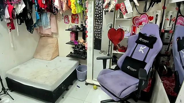 Snapshot of allsson_queen chatting on 12, 2, 2025 allsson queen online show from 12, 2, 2025