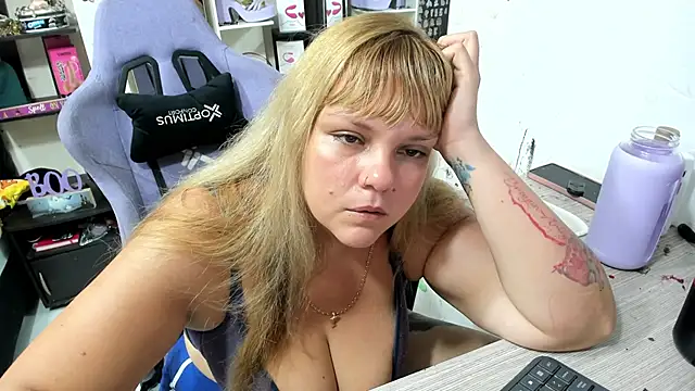 Snapshot of allsson_queen chatting on 27, 10, 2025 allsson queen online show from 27, 10, 2025