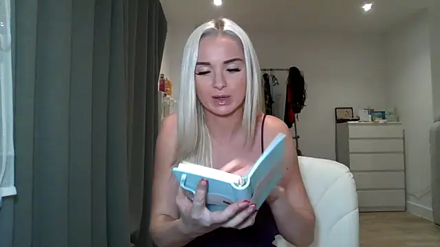 Snapshot of chelseablonde chatting on 19, 12, 2024 chelseablonde online show from 19, 12, 2024