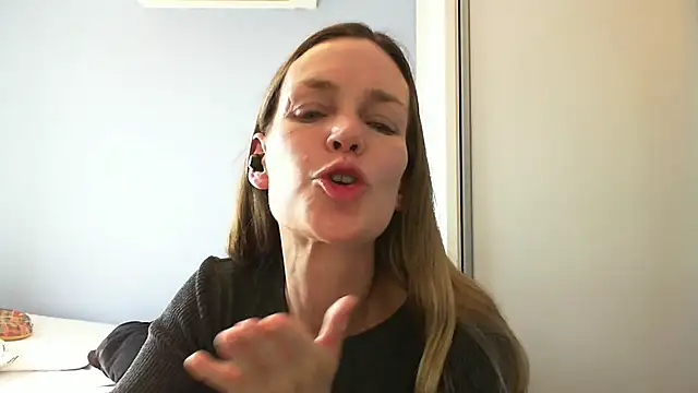 Snapshot of Annylove1 chatting on 10, 9, 2025 Annylove1 online show from 10, 9, 2025