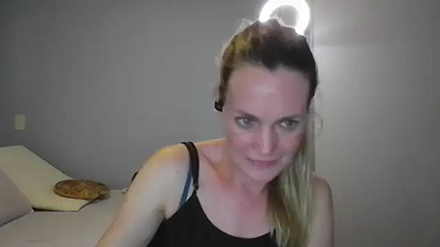 Snapshot of Annylove1 chatting on 14, 12, 2025 Annylove1 online show from 14, 12, 2025