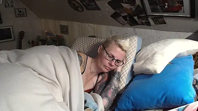 Snapshot of MaryG chatting on 4, 12, 2024 MaryG online show from 4, 12, 2024