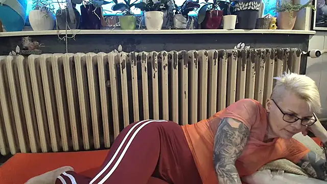 Snapshot of MaryG chatting on 4, 1, 2025 MaryG online show from 4, 1, 2025