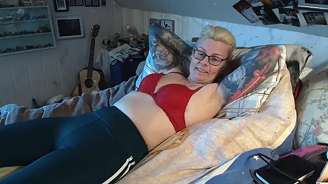 Snapshot of MaryG chatting on 8, 2, 2025 MaryG online show from 8, 2, 2025