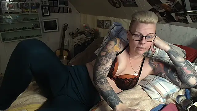 Snapshot of MaryG chatting on 11, 2, 2025 MaryG online show from 11, 2, 2025