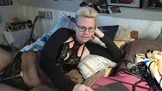 Snapshot of MaryG chatting on 28, 2, 2025 MaryG online show from 28, 2, 2025