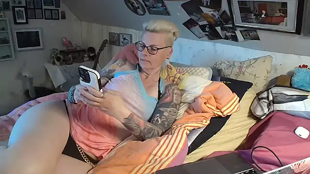 Snapshot of MaryG chatting on 16, 3, 2025 MaryG online show from 16, 3, 2025