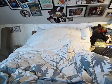 Snapshot of MaryG chatting on 7, 10, 2025 MaryG online show from 7, 10, 2025