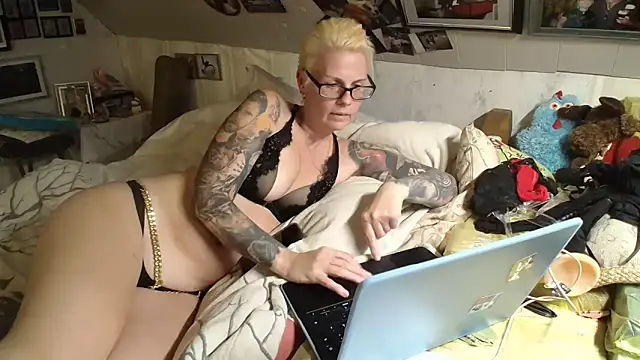 Snapshot of MaryG chatting on 22, 10, 2025 MaryG online show from 22, 10, 2025