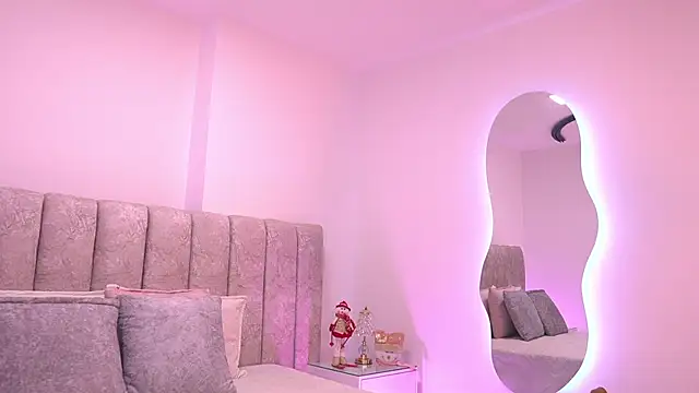 Snapshot of violeta_aroca chatting on 18, 12, 2025 violeta aroca online show from 18, 12, 2025