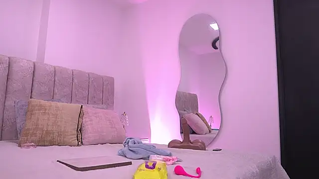 Snapshot of violeta_aroca chatting on 8, 1, 2026 violeta aroca online show from 8, 1, 2026