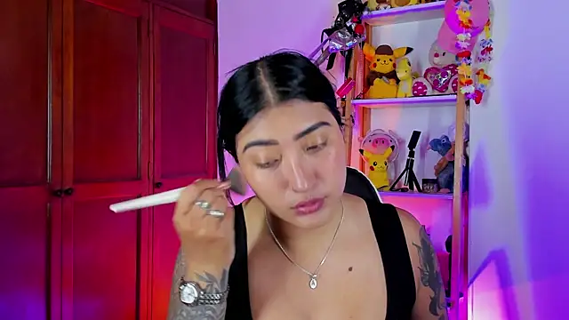 eymy-hadid online show from 10, 11, 2025