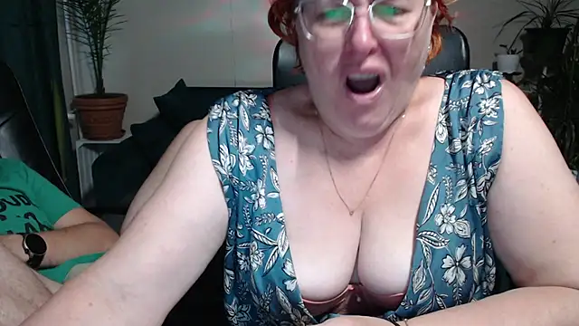 Snapshot of JoannaAndNeighbour chatting on 11, 10, 2025 JoannaAndNeighbour online show from 11, 10, 2025