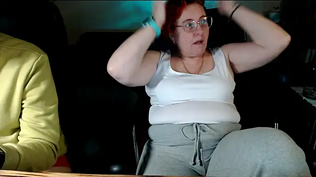 Snapshot of JoannaAndNeighbour chatting on 3, 12, 2025 JoannaAndNeighbour online show from 3, 12, 2025