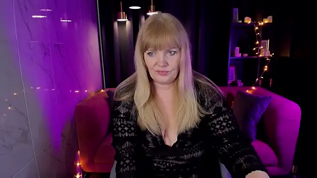Snapshot of NicoleKind chatting on 5, 1, 2025 NicoleKind online show from 5, 1, 2025
