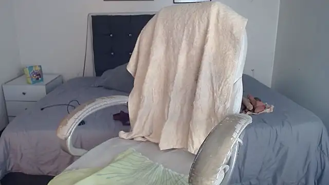 selena yourmilf online show from 18, 5, 2026