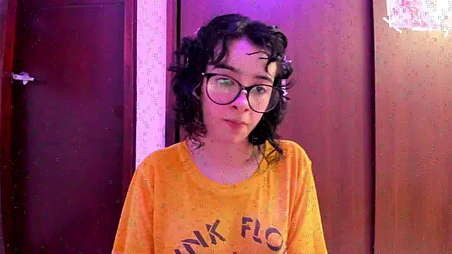 Snapshot of _Lunnaa_ chatting on 7, 11, 2025 Lunnaa online show from 7, 11, 2025