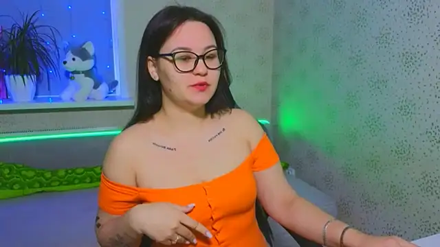 EsterLogan online show from 16, 12, 2025