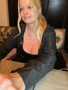 Snapshot of Lisavontease chatting on 18, 10, 2025 Lisavontease online show from 18, 10, 2025