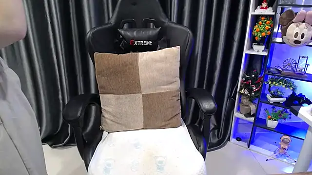 Yuki-yio online show from 6, 10, 2025