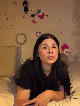 Snapshot of Estefani_32 chatting on 1, 4, 2026 Estefani 32 online show from 1, 4, 2026