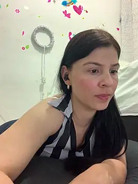 Snapshot of Estefani_32 chatting on 8, 4, 2026 Estefani 32 online show from 8, 4, 2026