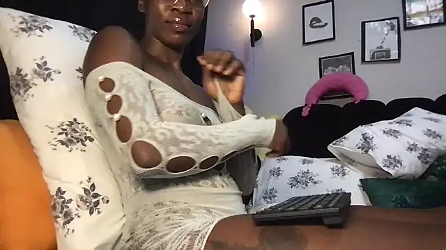 Snapshot of choco_petite chatting on 2, 3, 2026 choco petite online show from 2, 3, 2026