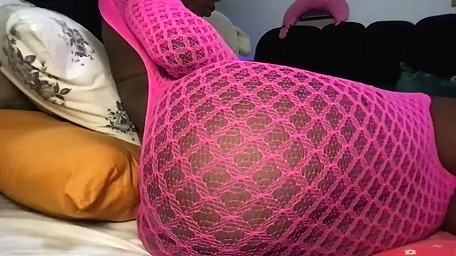 Snapshot of choco_petite chatting on 4, 3, 2026 choco petite online show from 4, 3, 2026