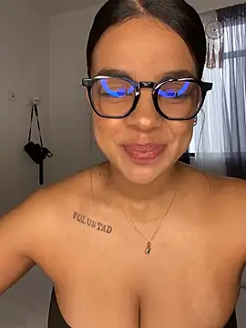 Snapshot of trianawhite chatting on 15, 3, 2025 trianawhite online show from 15, 3, 2025