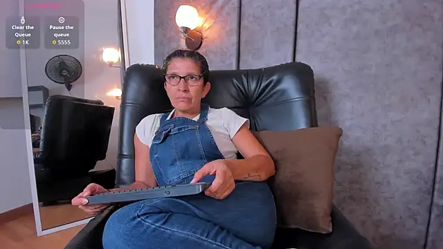Keyla Milf online show from 3, 5, 2026