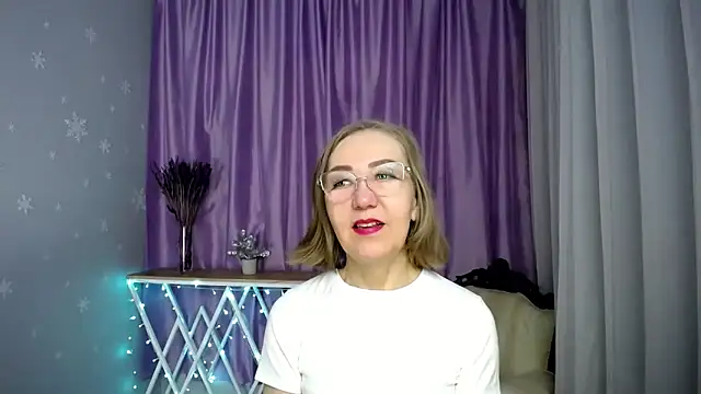 Snapshot of queen_a_n_i chatting on 8, 5, 2026 queen a n i online show from 8, 5, 2026