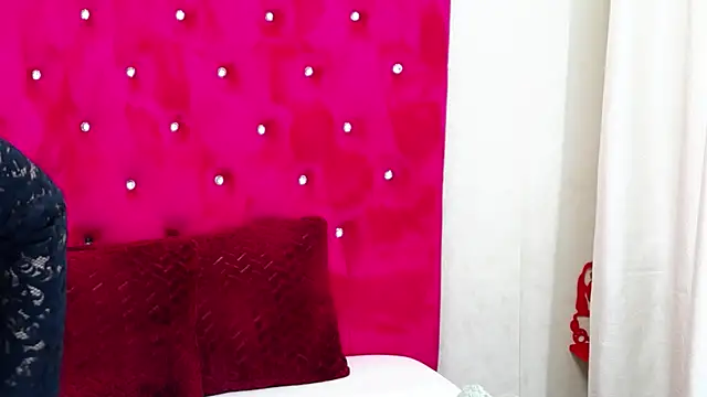 Snapshot of LoraDelNiro chatting on 28, 12, 2024 LoraDelNiro online show from 28, 12, 2024