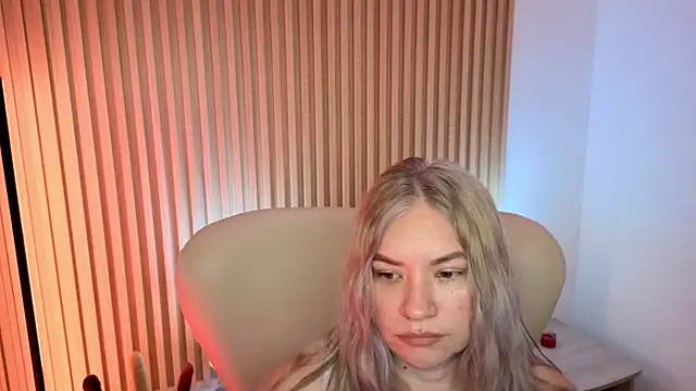Snapshot of MarianL0ve chatting on 7, 10, 2025 MarianL0ve online show from 7, 10, 2025