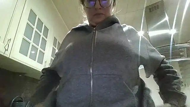 Snapshot of LiquidLeonie chatting on 18, 3, 2026 LiquidLeonie online show from 18, 3, 2026