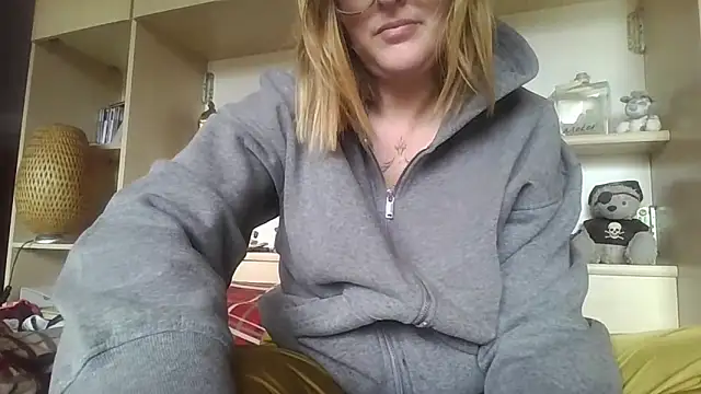 Snapshot of LiquidLeonie chatting on 24, 3, 2026 LiquidLeonie online show from 24, 3, 2026