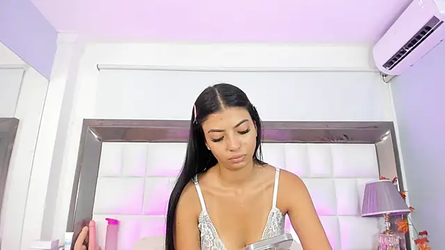 MiaConte online show from 12, 12, 2024